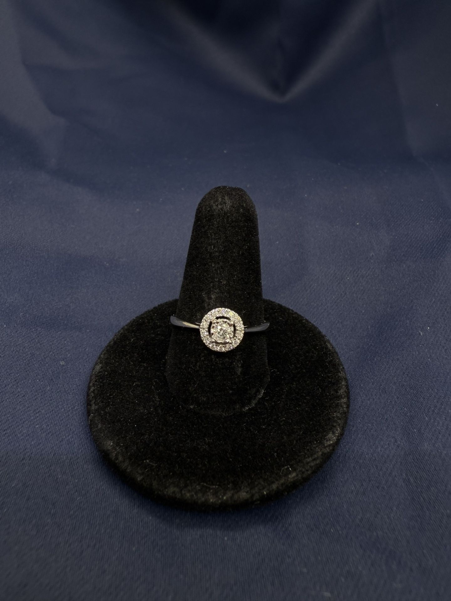 14KWG Round Brilliant Promise Ring