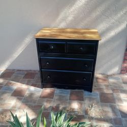 BLACK  CHEST OF DRAWERS/DRESSER WITH NATURAL WOOD FINISH TOP.