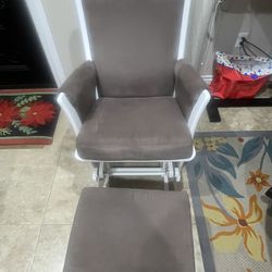 Glider Rocking Chair with Ottoman/Sillón Mecedora Tipo Glider con Taburete