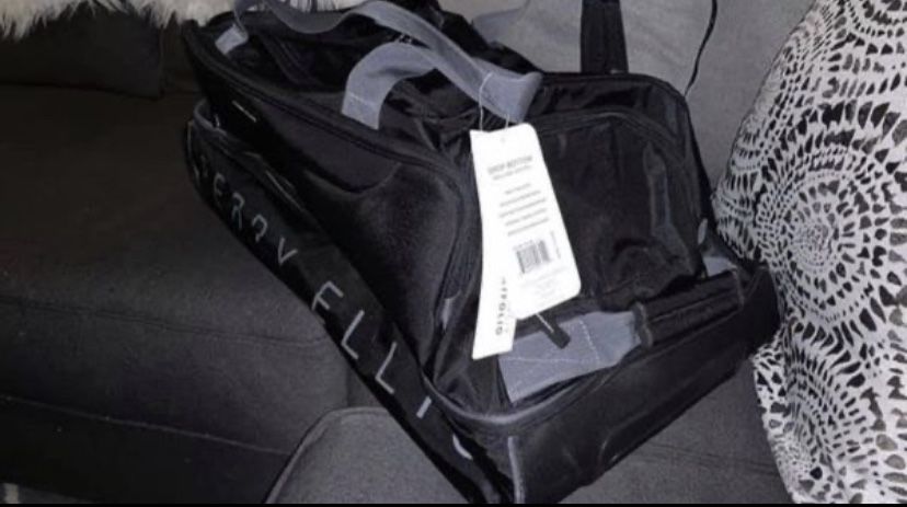 Perry Ellis Brand New Rolling Duffel Bag Luggage