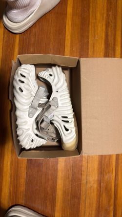 white salehe crocs 10