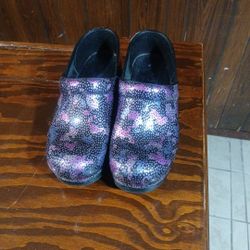 Size 8 Nursing Crocs