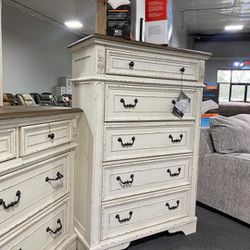 Classic Chipped White Bedrooms Sets Queen or King Beds Dressers Nightstands and Mirrors Finance and Delivery Available  