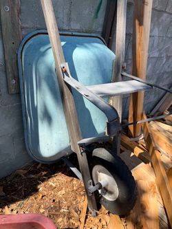 Steel Wheelbarrow with Single Wheel