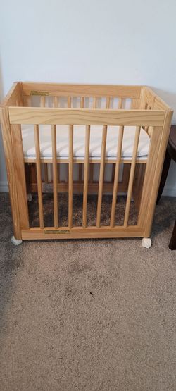 Mini cunita para bebe tiene llantitas para mover facilmente
