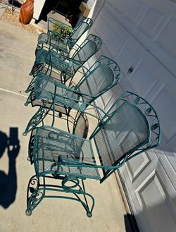 $400 BEAUTIFUL IRON 4 CHAIRS WITH BIG OVAL TABLE