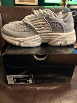 Women’s Jordan Trunner O/S (size 9W/7.5M) - Grey Silver NEW!