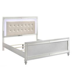 Classic Furniture Valentino White Wood Frame Queen Panel Bed