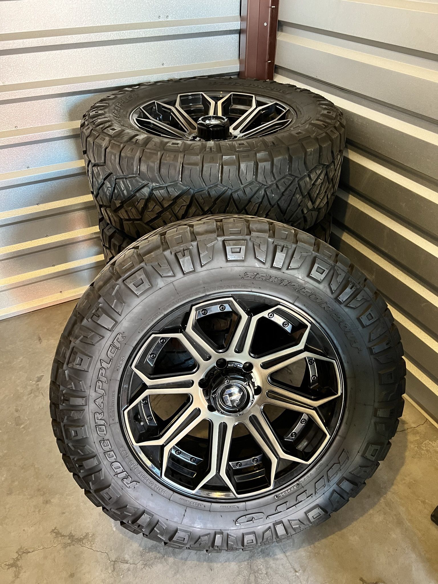 20” Rims w/ 35” Tires