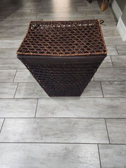 Laundry basket with liner