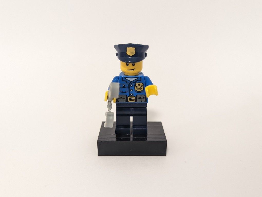 LEGO City Police Officer Minifigure (cty0476 on Bricklink) | Used.