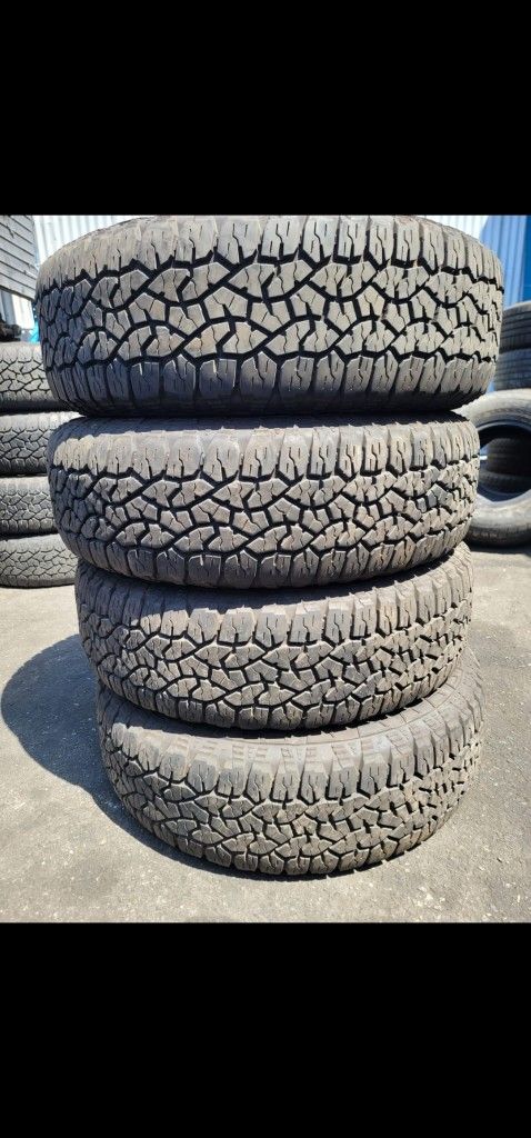 Vendo  4 Llantas Usadas  235 75 15 Goodyear 