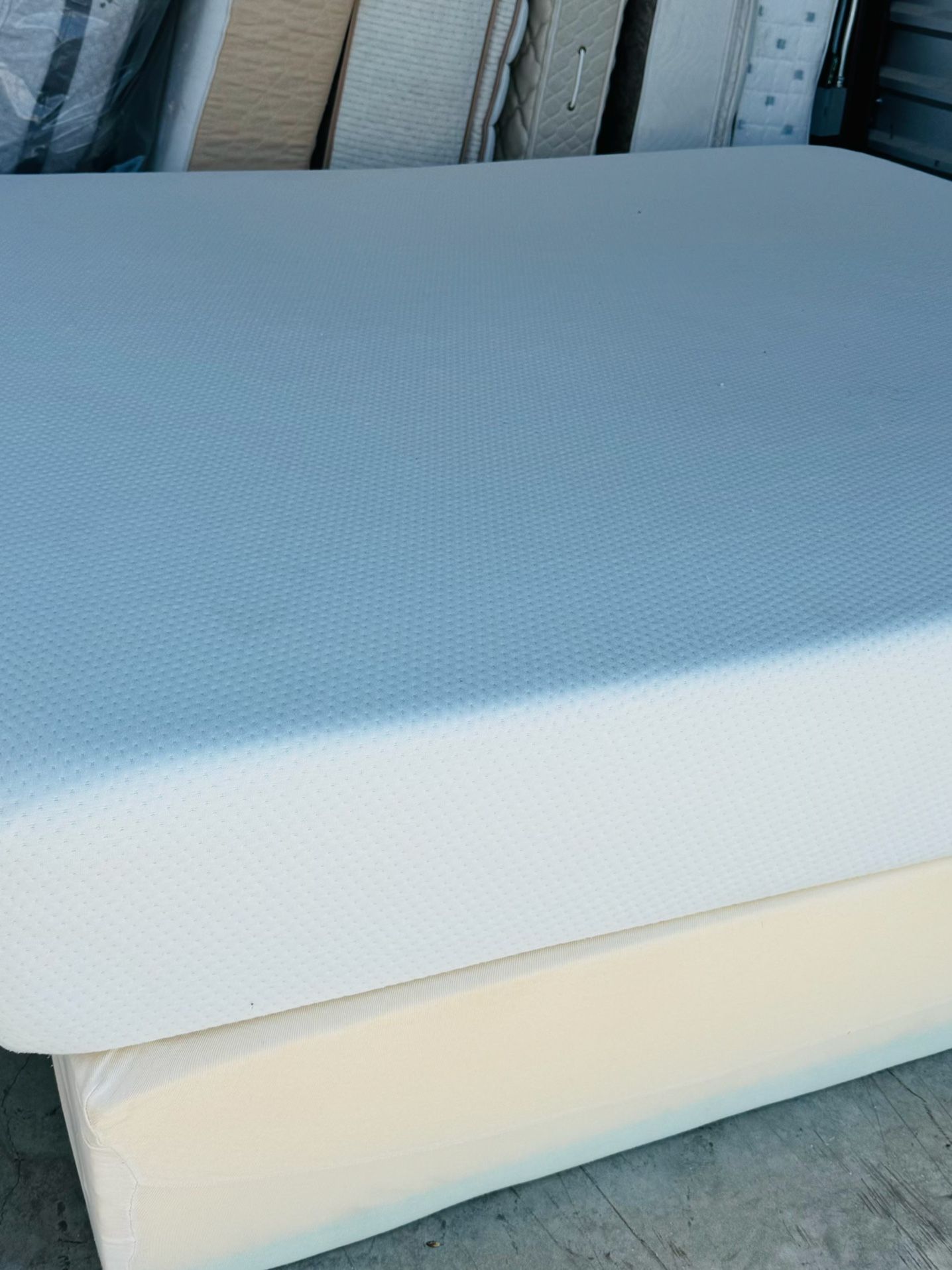 USED KING SIZE MEMORY FOAM COOL GEL MATTRESS ONLY