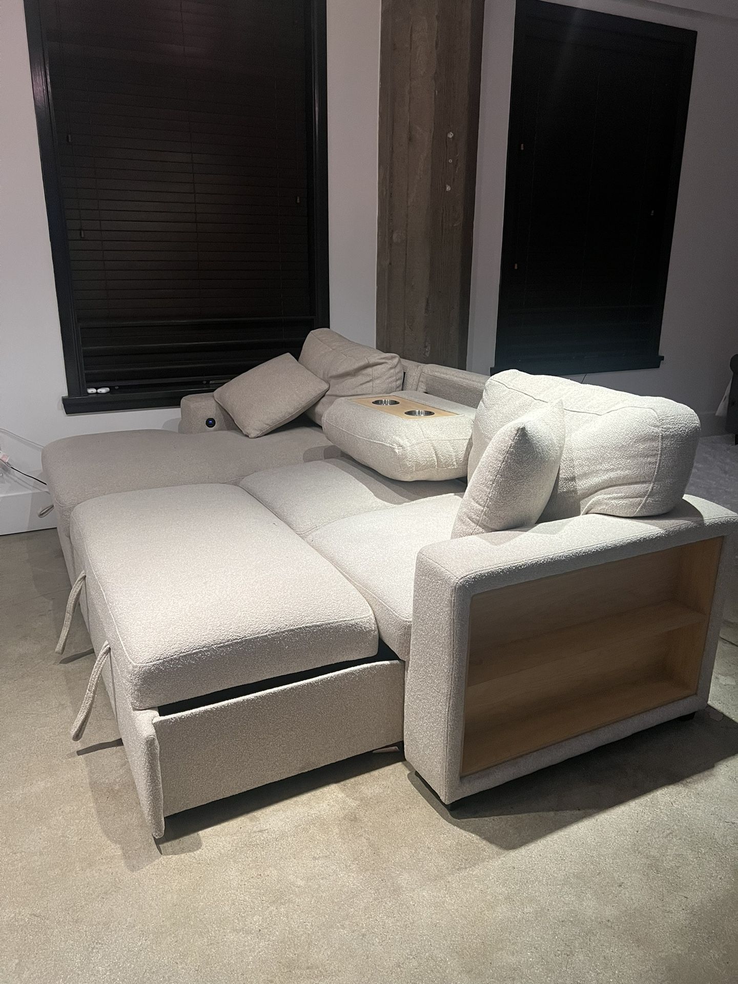 Sectional Sofa / Pull Out Bed 