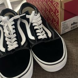 7.5 Men 9.0 Women’s Old Skool Vans.