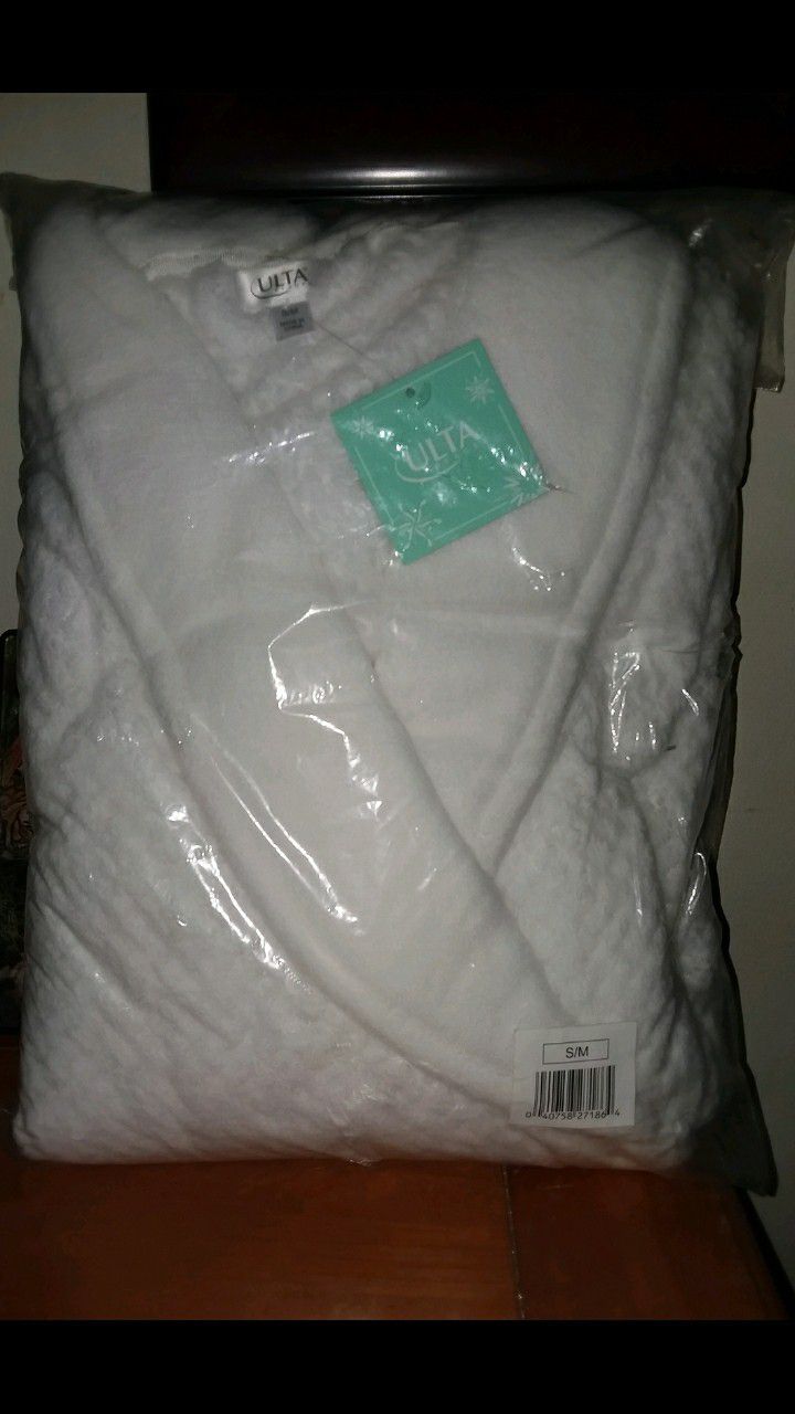 ULTA BEAUTY ROBE!! Brand New with Tag. Super Soft White Robe. Size S/M