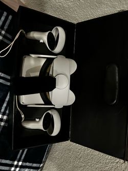 256GB Oculus Quest 2; it has no issues. Includes charger and a box painted black.
