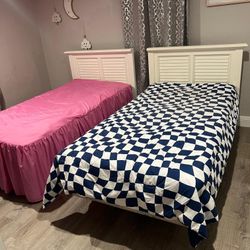 2 twin beds with matress