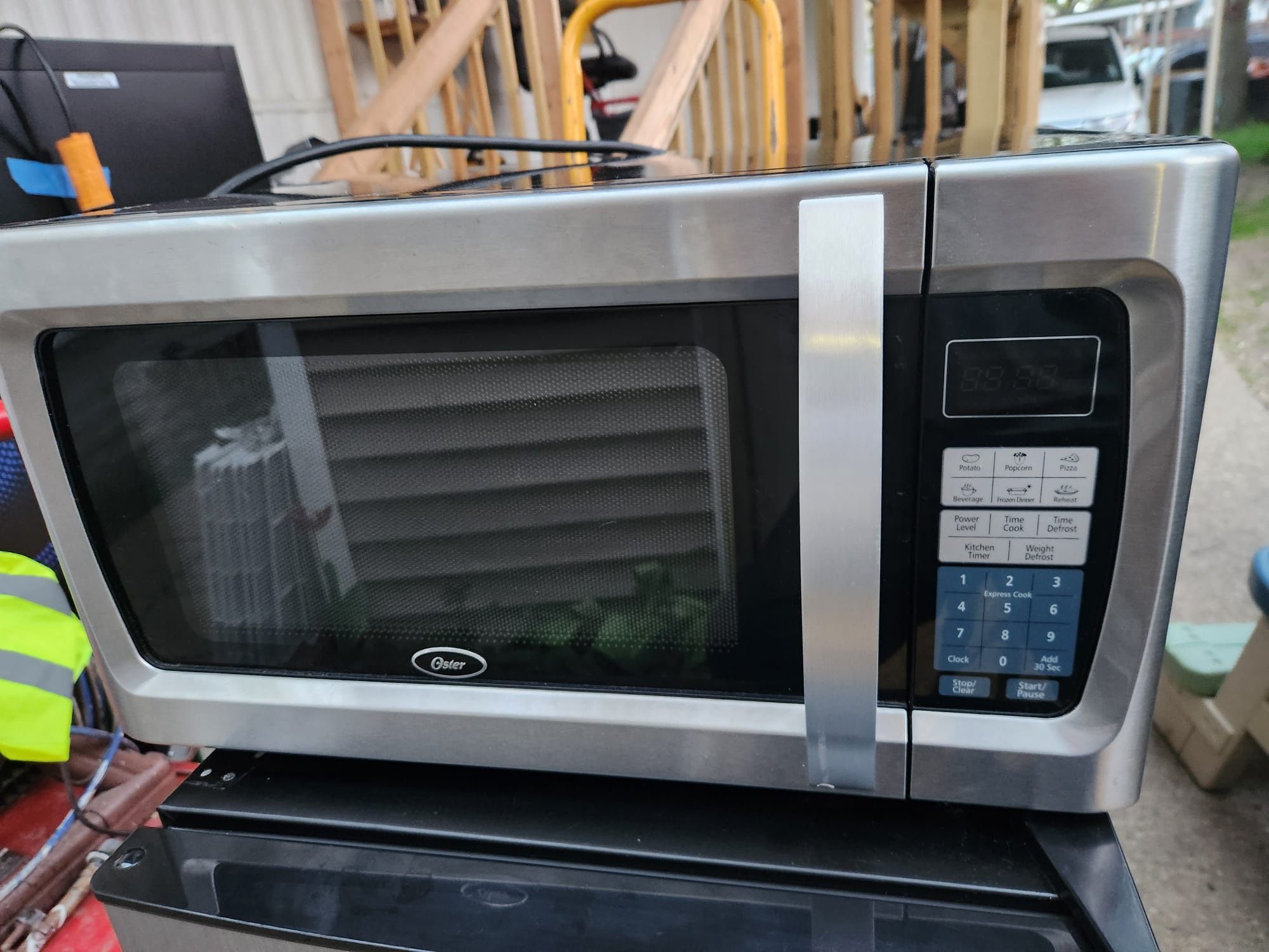 Oster microwave. 1100 watt.