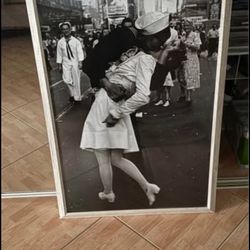 FRAMED POSTER PRINT OF V-J DAY “THE KUSS” 38 X 26”