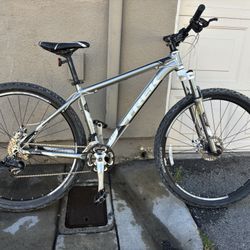 MTB, Hardtail Trek Marlin 29er Gary Fisher Collection Frame Aluminum 17.5” Medium/Large