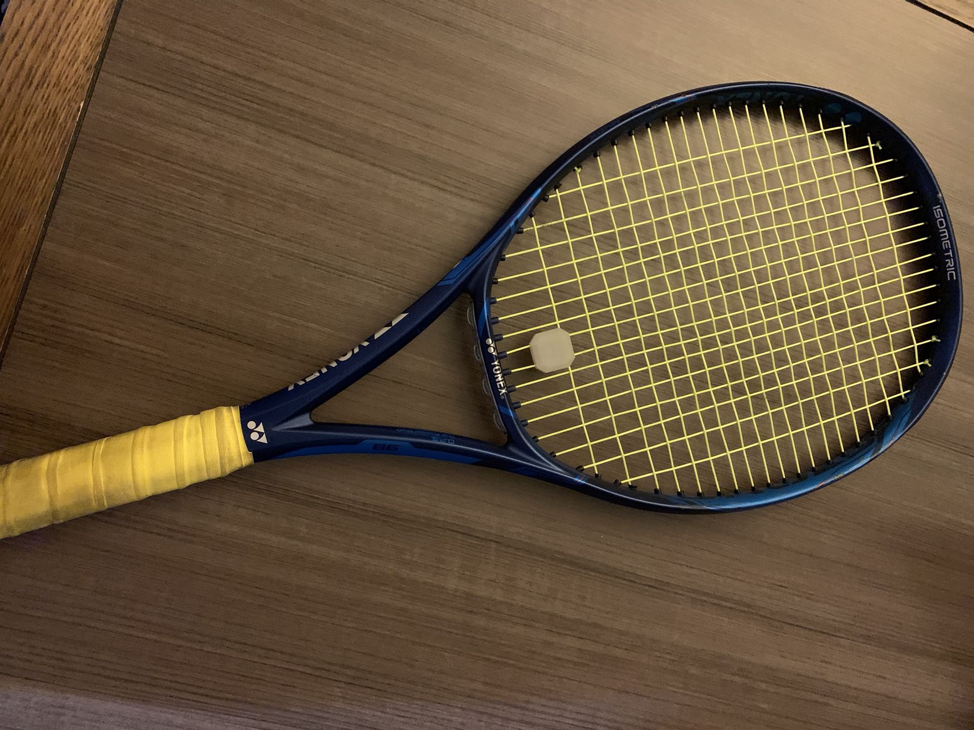 Tennis rackets Yonex Ezone 98 305g 4 1/4 (Kyrgios) Babolat Pure Strike 4 1/4 305g (Thiem)