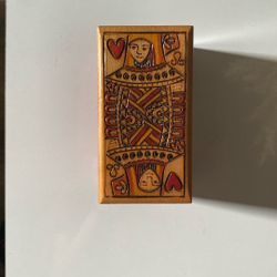 Reina de Corazones Tallada en Madera