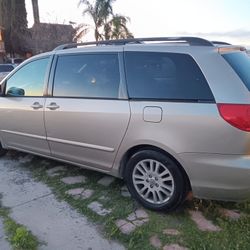 Toyota Sienna Le 2009