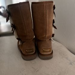 Woman’s Kookaburra by Ugg Size 8