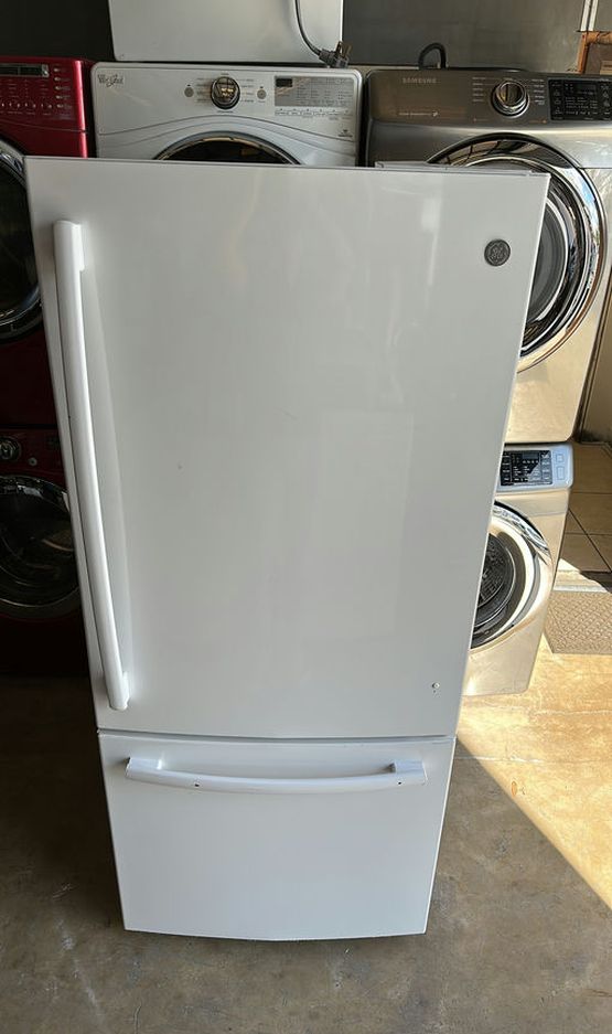 White GE Bottom Freezer Fridge with Adjustable Shelves