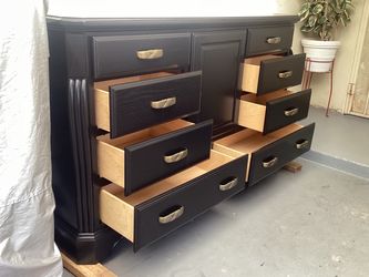 8  DRAWERS DRESSER