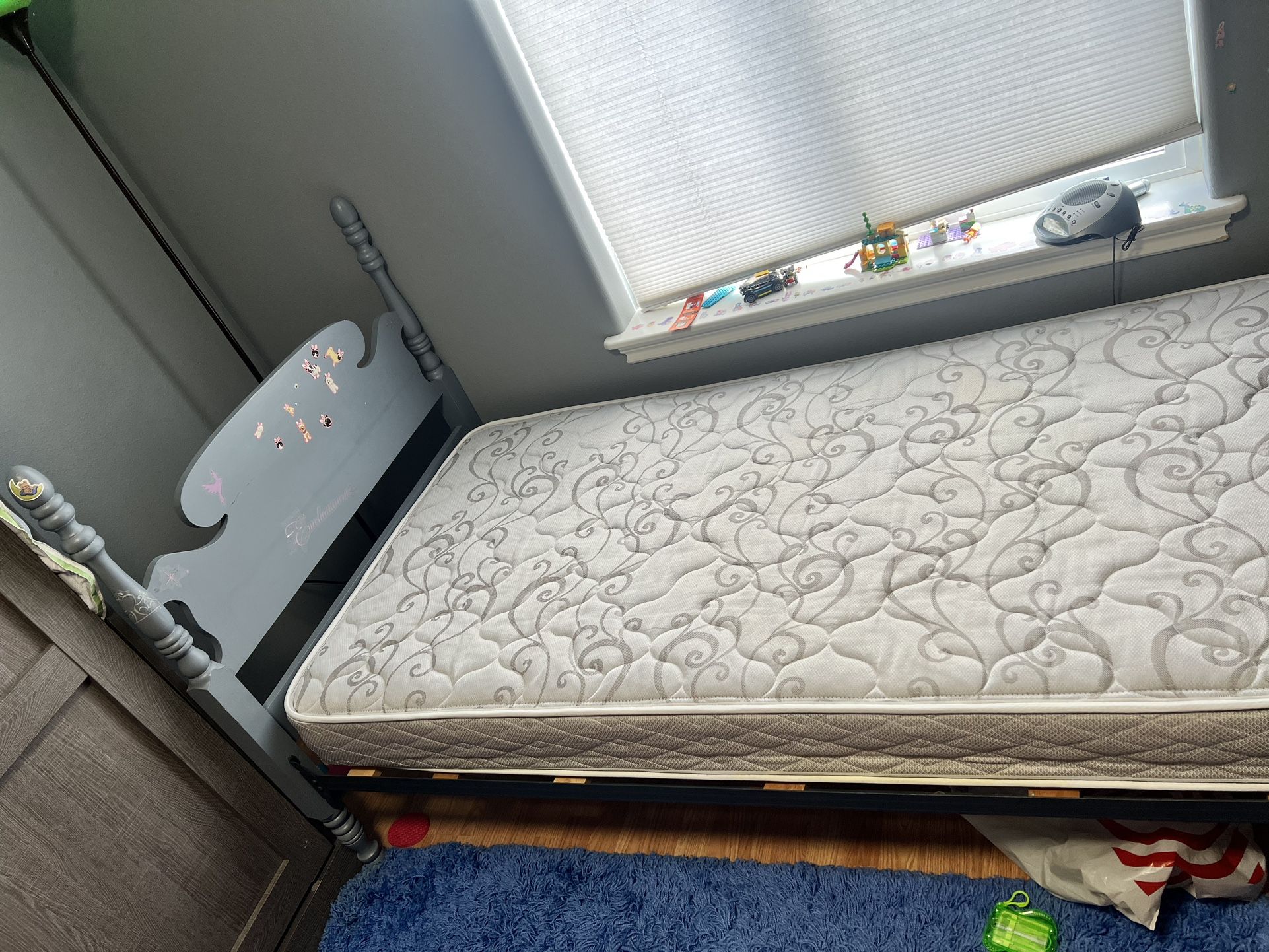 Free Kids Bed And Nice Table