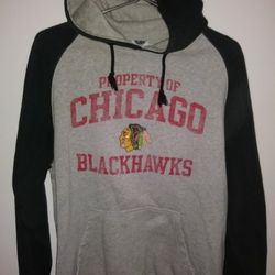 Men's Medium Chicago Blackhawks Pullover Hoodie Sweatshirt. Gray in color with Blackhawks graphic on front. Drawstring for hood and kangaroo pocket. G
