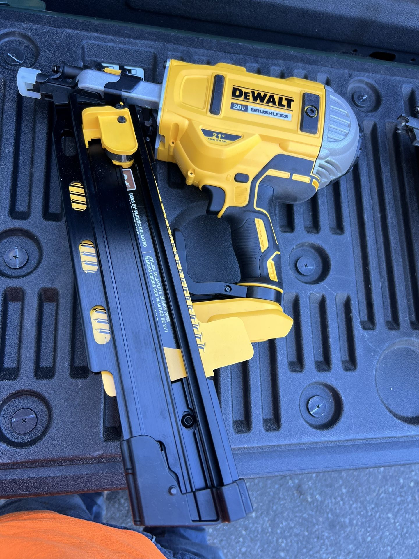 DEWALT 20V MAX XR Lithium-Ion Cordless Brushless 2-Speed 21-Degree Plastic Collated Framing Nailer