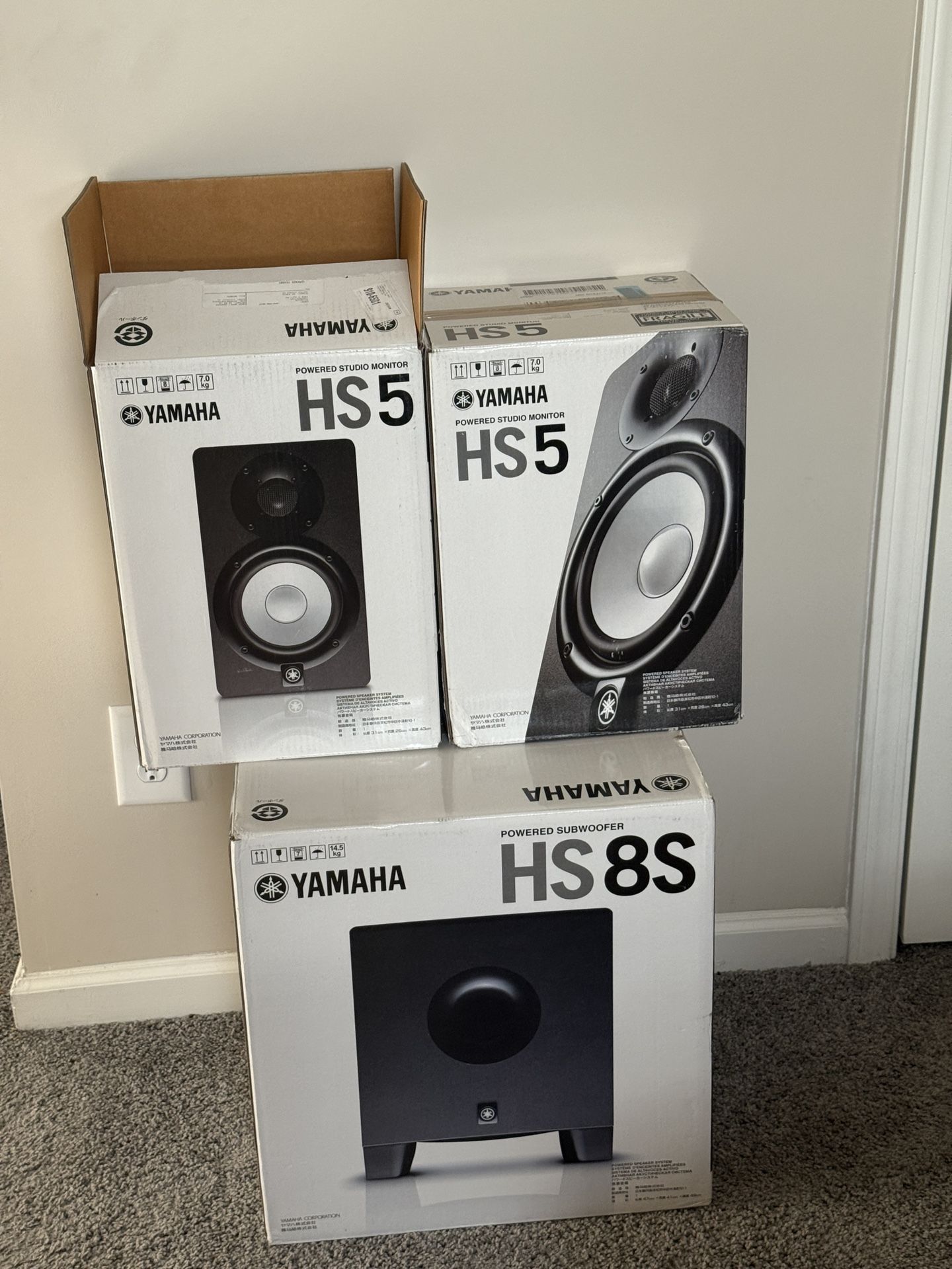New Yamaha HS5 Studio Monitors (Open Box) Powered Speakers
