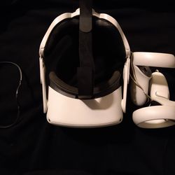 Oculus Quest 2 VR headset With Travel Case