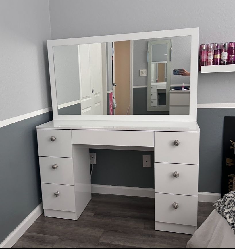 Vanity Makeup Desk