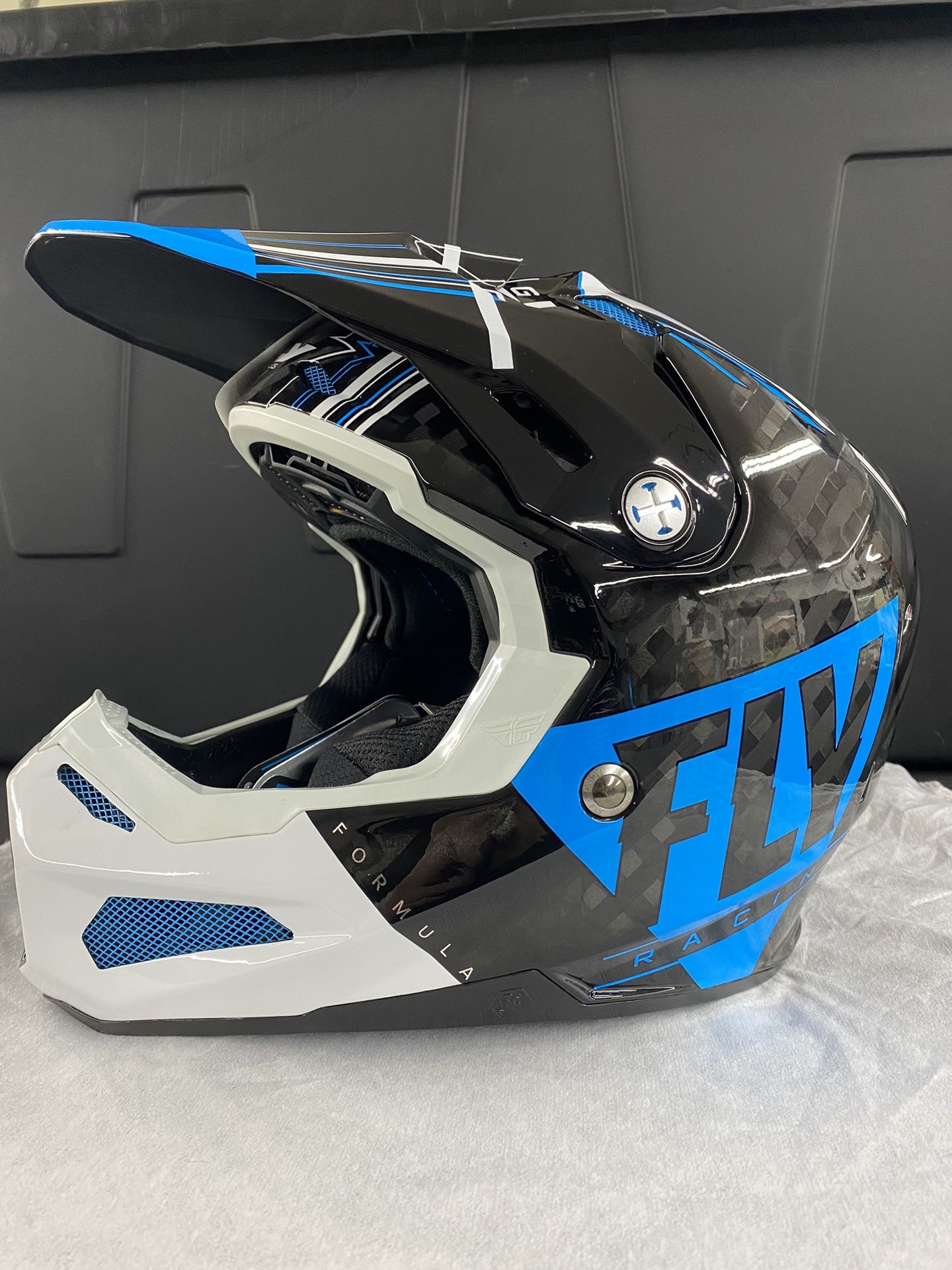 Fly Racing 2022 Youth Formula Carbon Vector Helmet