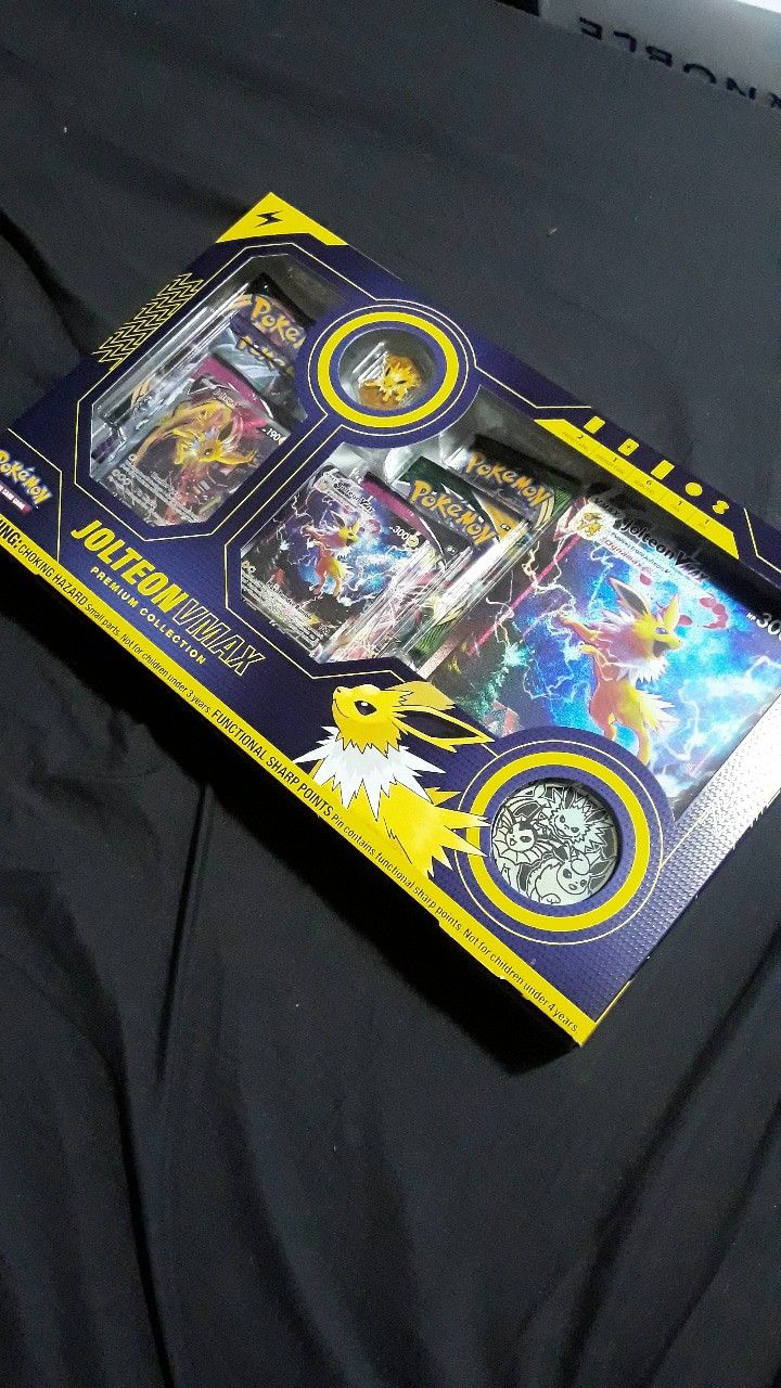 Pokemon Jolteon Vmax Box