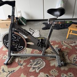 🚴‍♀️ Spinning Exercise Bike for Sale – Excellent Condition