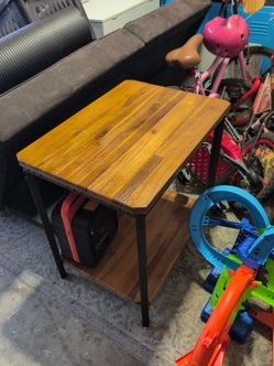 Free wood side table