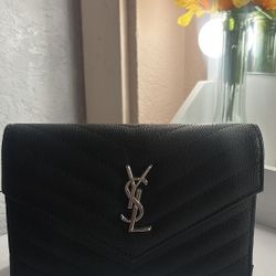 Black purse 