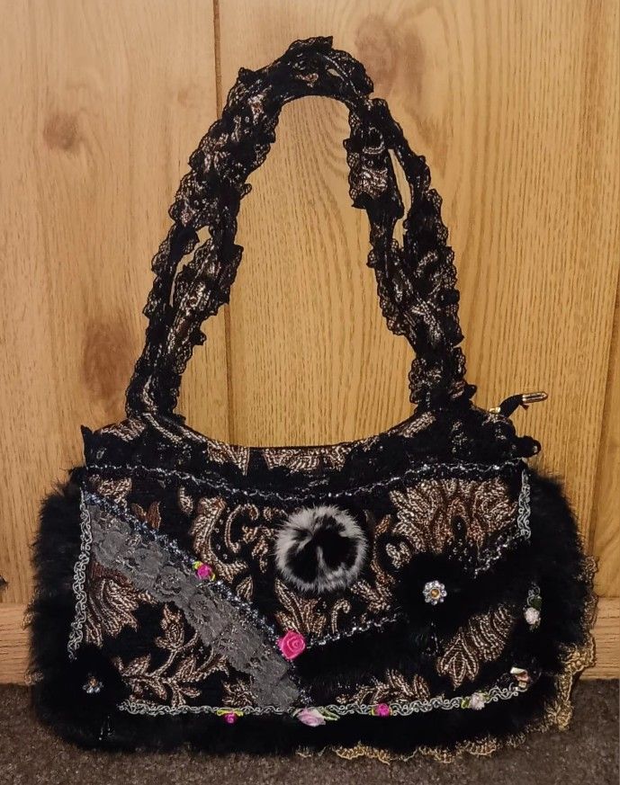 CUTE TAPESTRY, LACE HANDBAG. 