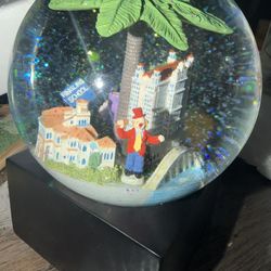 SNOW GLOBE 