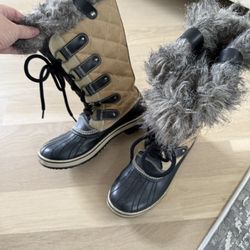 Sorel winter boots with fur lining and lace-up design. Size 7