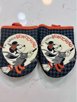 Disney Halloween Minnie Mouse Totally Bewitching Oven Mitts NEW