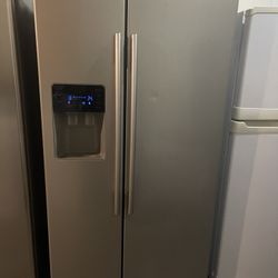 Samsung refrigerator works great I sell appliances all the time