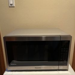 Panasonic 1200W 1.3 cu. ft. Countertop Microwave Oven 