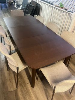 Extendable dinning table with chairs