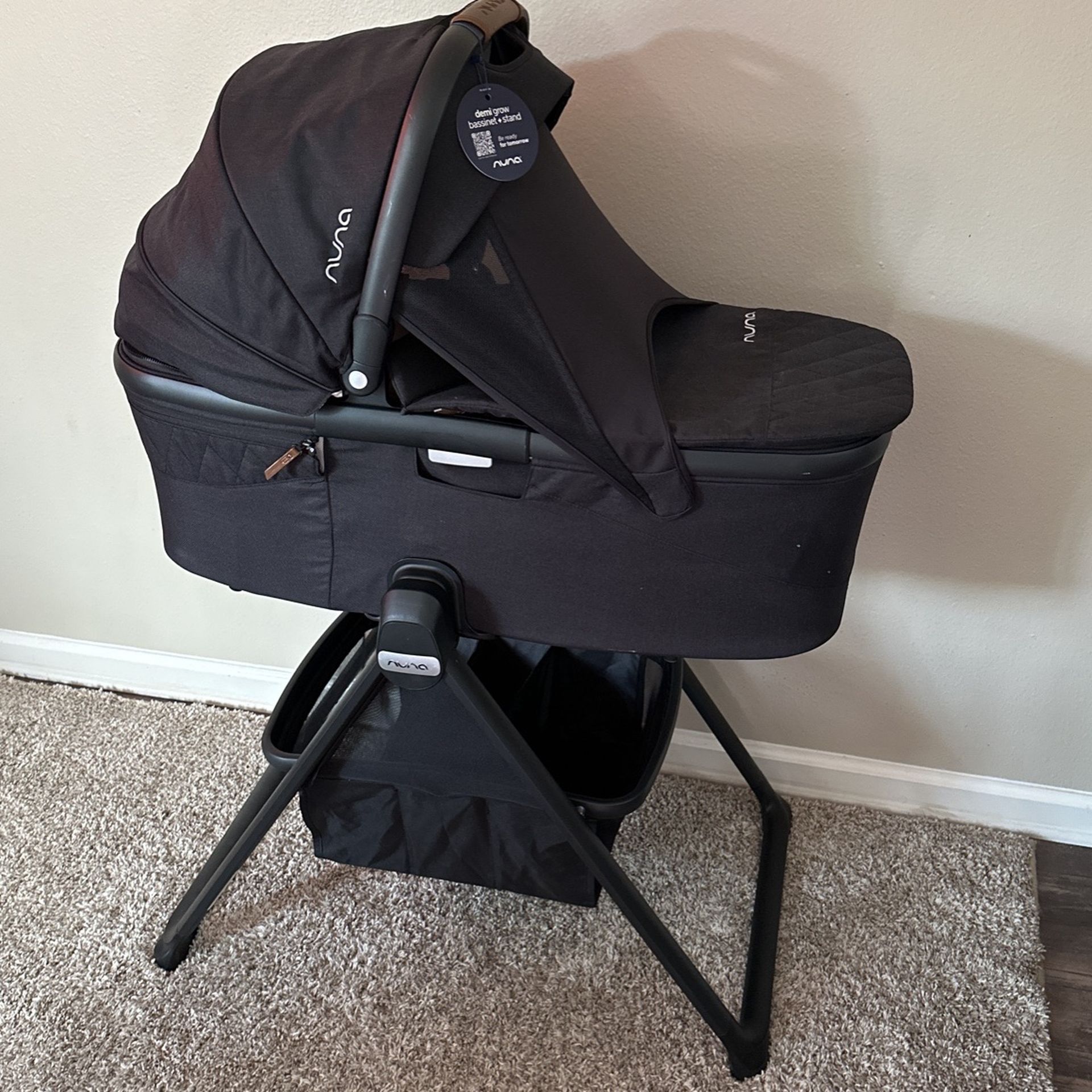 Nuna demo Grow Bassinet + Stand